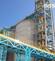 三托輥皮帶輸送機(jī)的結(jié)構(gòu)相對(duì)簡(jiǎn)單，維護(hù)保養(yǎng)相對(duì)容易，成本較低